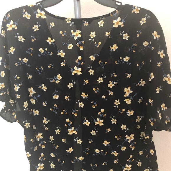 SPRING/SUMMER FLORAL TOP - Picture 2 of 4